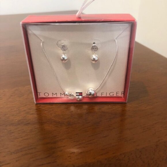 Tommy Hilfiger Silver Tone Pearl Earrings And Necklace Set NWT - Picture 6 of 9